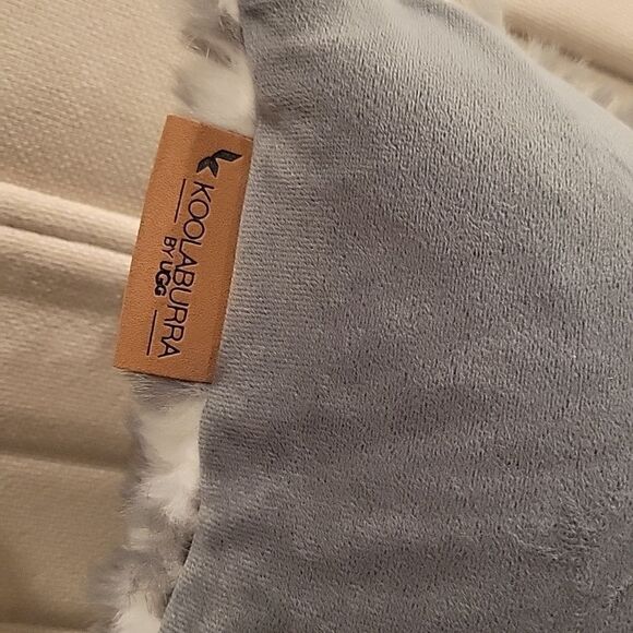 KOLABURRA by UGG, 2 accent pillows - Picture 3 of 5